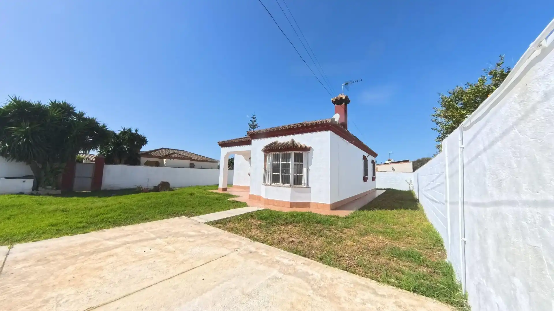 Vista exterior de Casa o xalet en venda en Chiclana de la Frontera amb Jardí privat