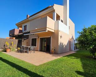 Außenansicht von Einfamilien-Reihenhaus miete in Alhaurín El Grande mit Klimaanlage, Heizung und Privatgarten