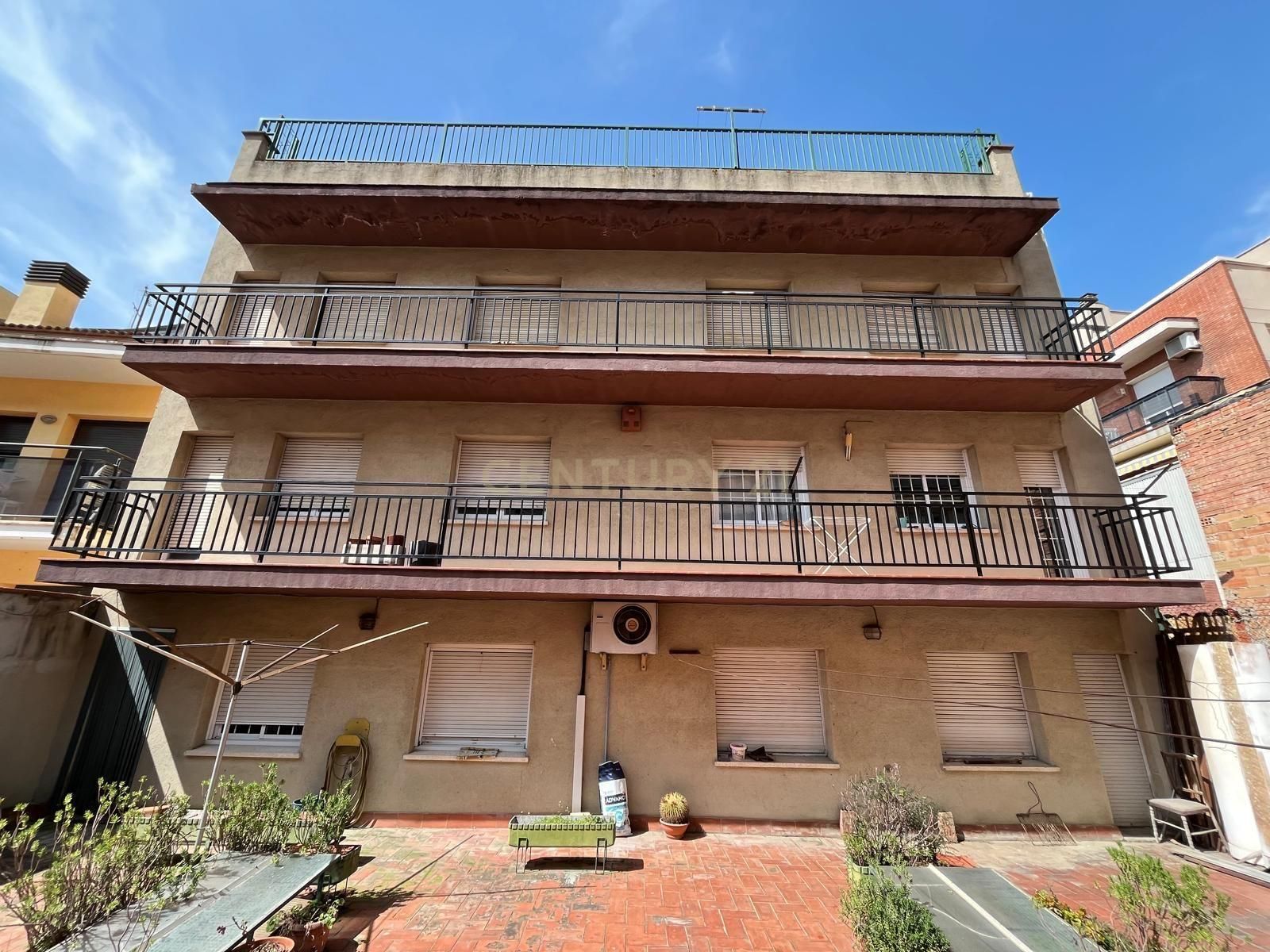 Vista exterior de Edifici en venda en Polinyà