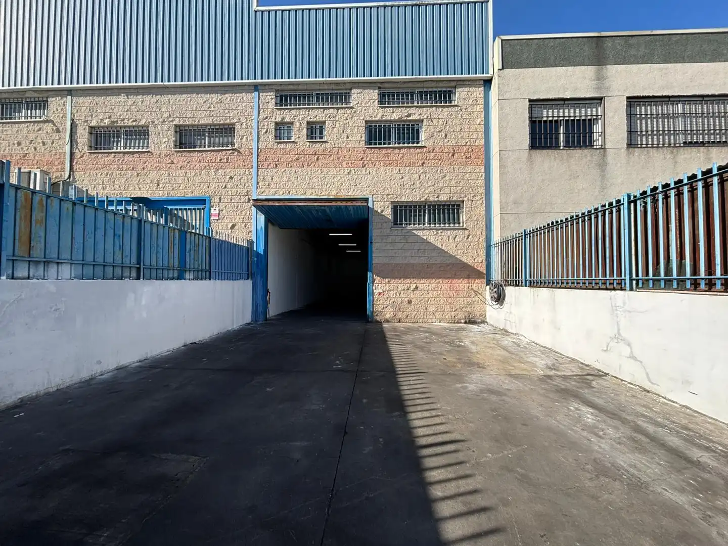 Vista exterior de Nave industrial de alquiler en Leganés