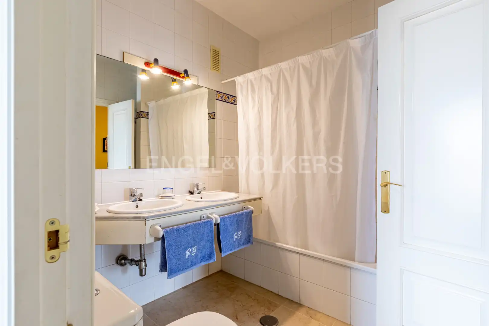 Bathroom of Attic for sale in Sevilla  with Air Conditioner, Heating and Terrace