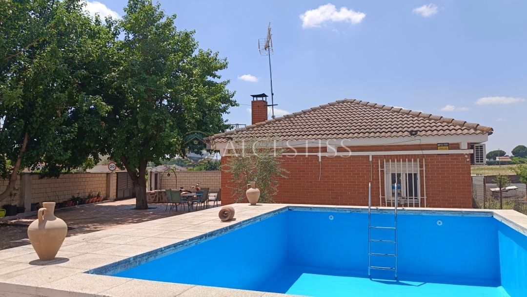 Swimming pool of House or chalet for sale in El Viso de San Juan  with Air Conditioner, Heating and Storage room