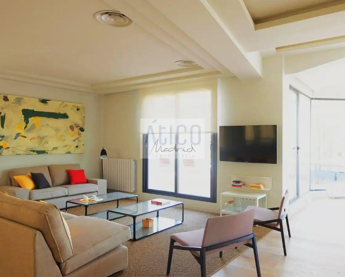 Sala d'estar de Àtic de lloguer en Madrid amb Aire condicionat, Terrassa i Moblat