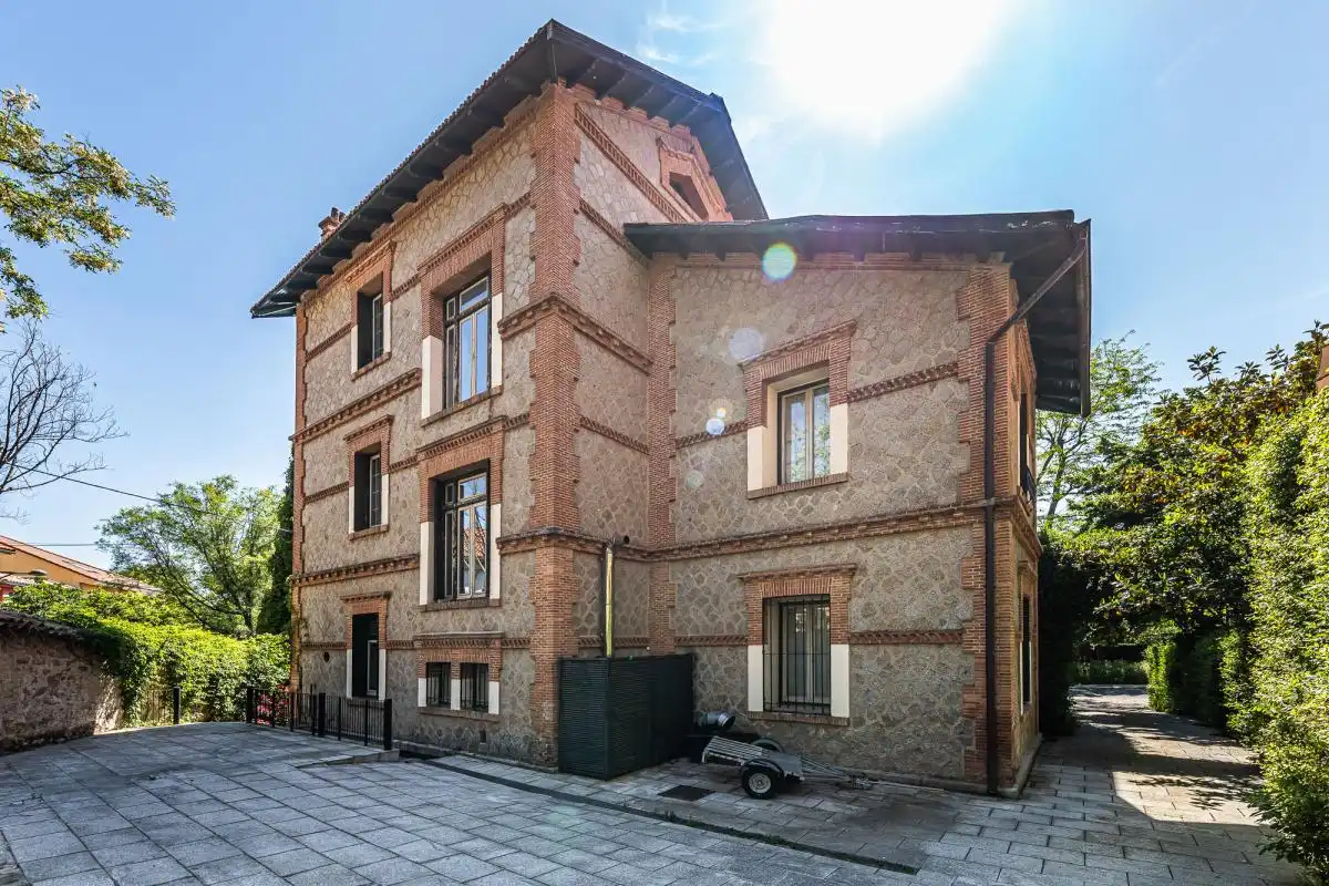 Exterior view of Houses for sale in San Lorenzo de El Escorial  with Air Conditioner, Heating and Private garden
