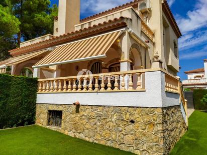 Vista exterior de Casa adosada en venda en Mont-roig del Camp amb Aire condicionat, Calefacció i Jardí privat