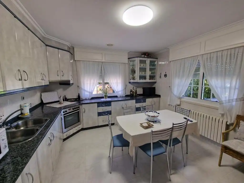 Cocina de Casa o chalet en venta en Ourense Capital  con Calefacción, Jardín privado y Parquet