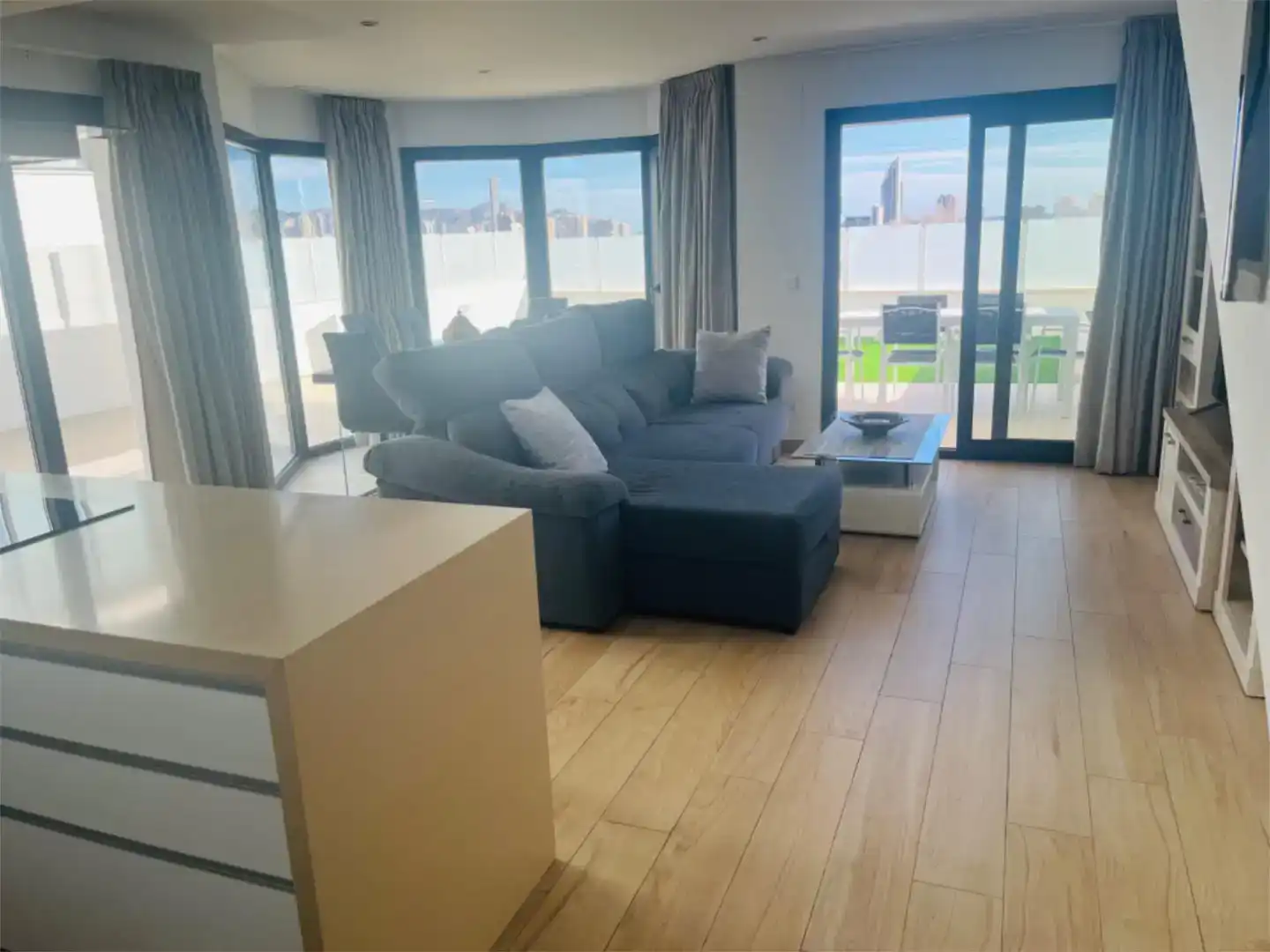 Sala d'estar de Casa adosada en venda en Finestrat amb Aire condicionat, Piscina i Balcó
