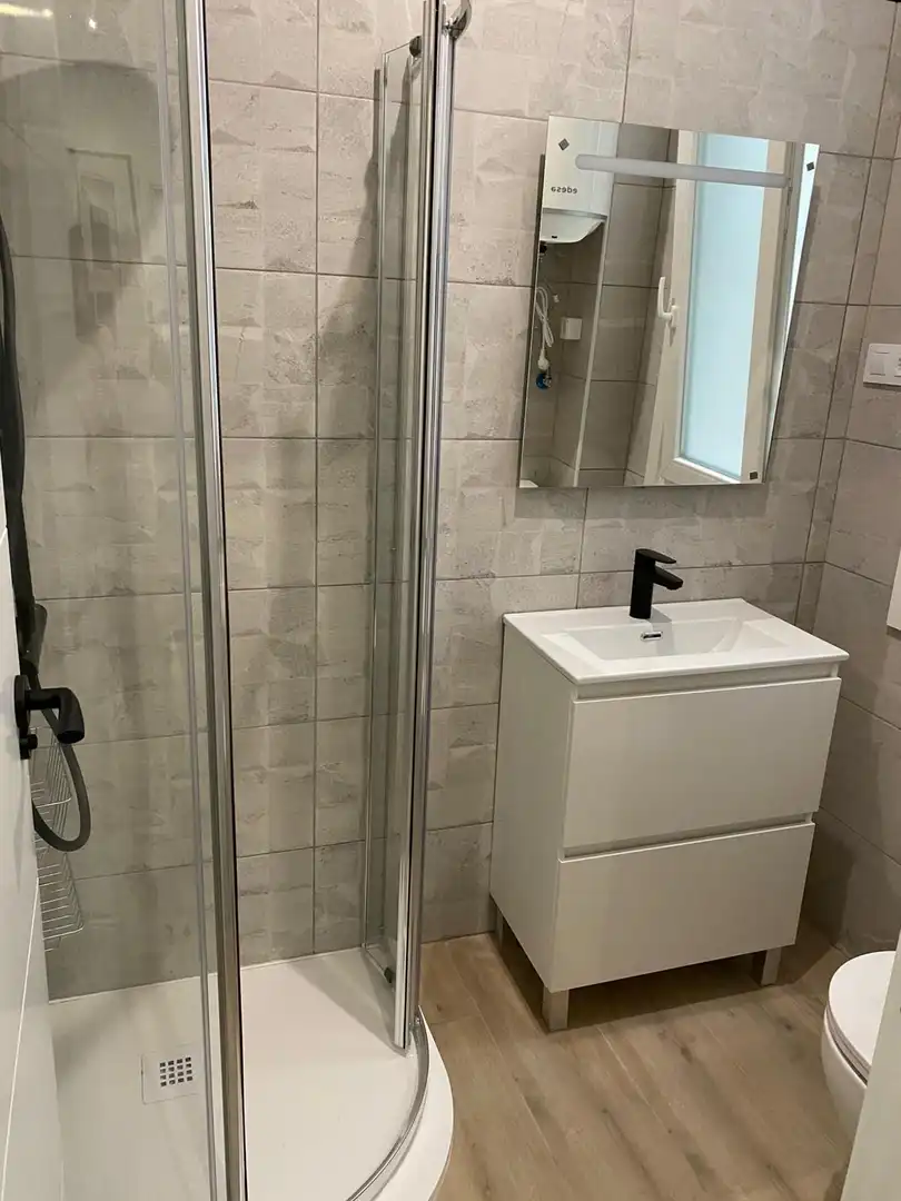 Bany de Apartament de lloguer en A Coruña Capital  amb Moblat