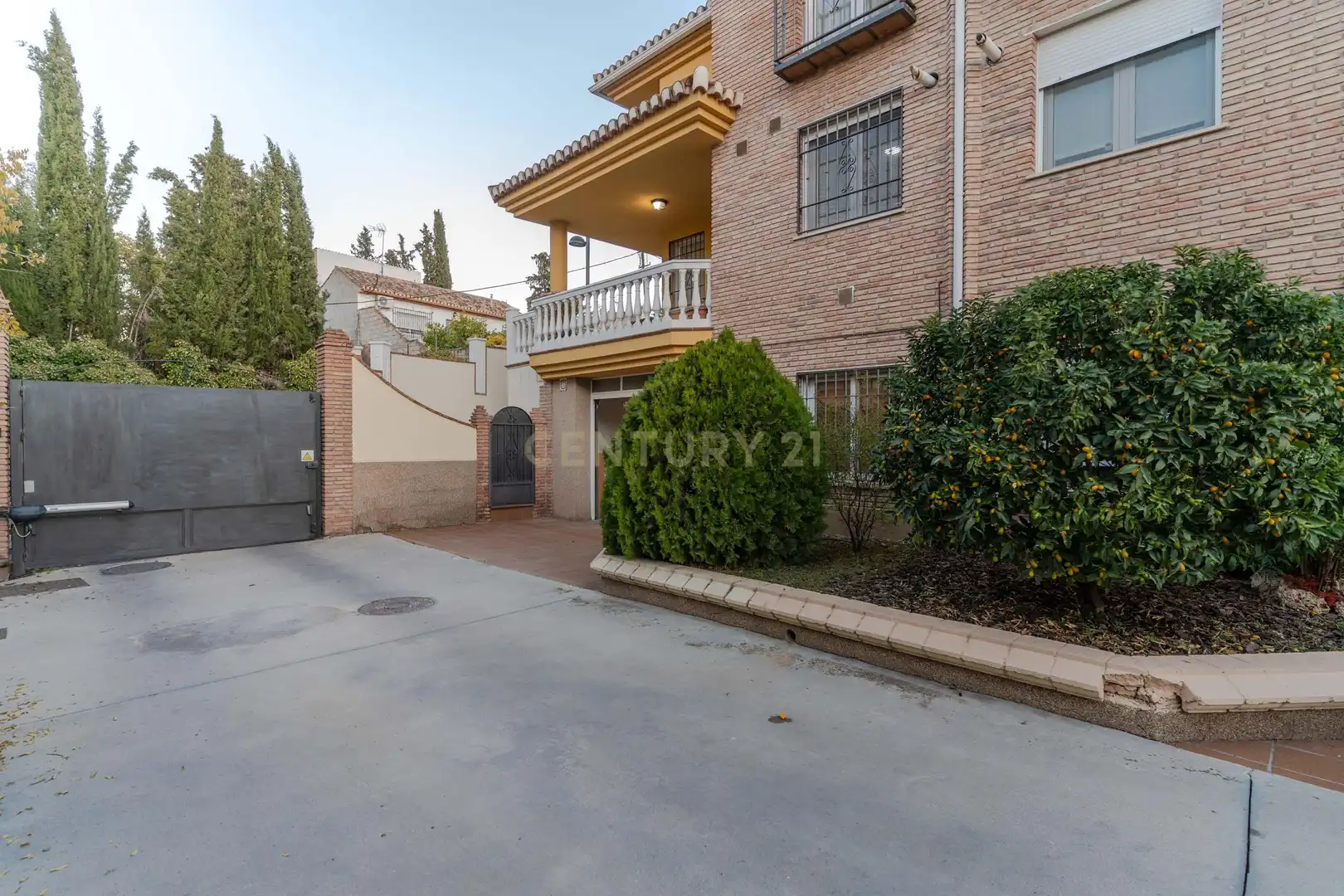 Vista exterior de Casa adosada en venda en La Zubia amb Aire condicionat, Jardí privat i Traster