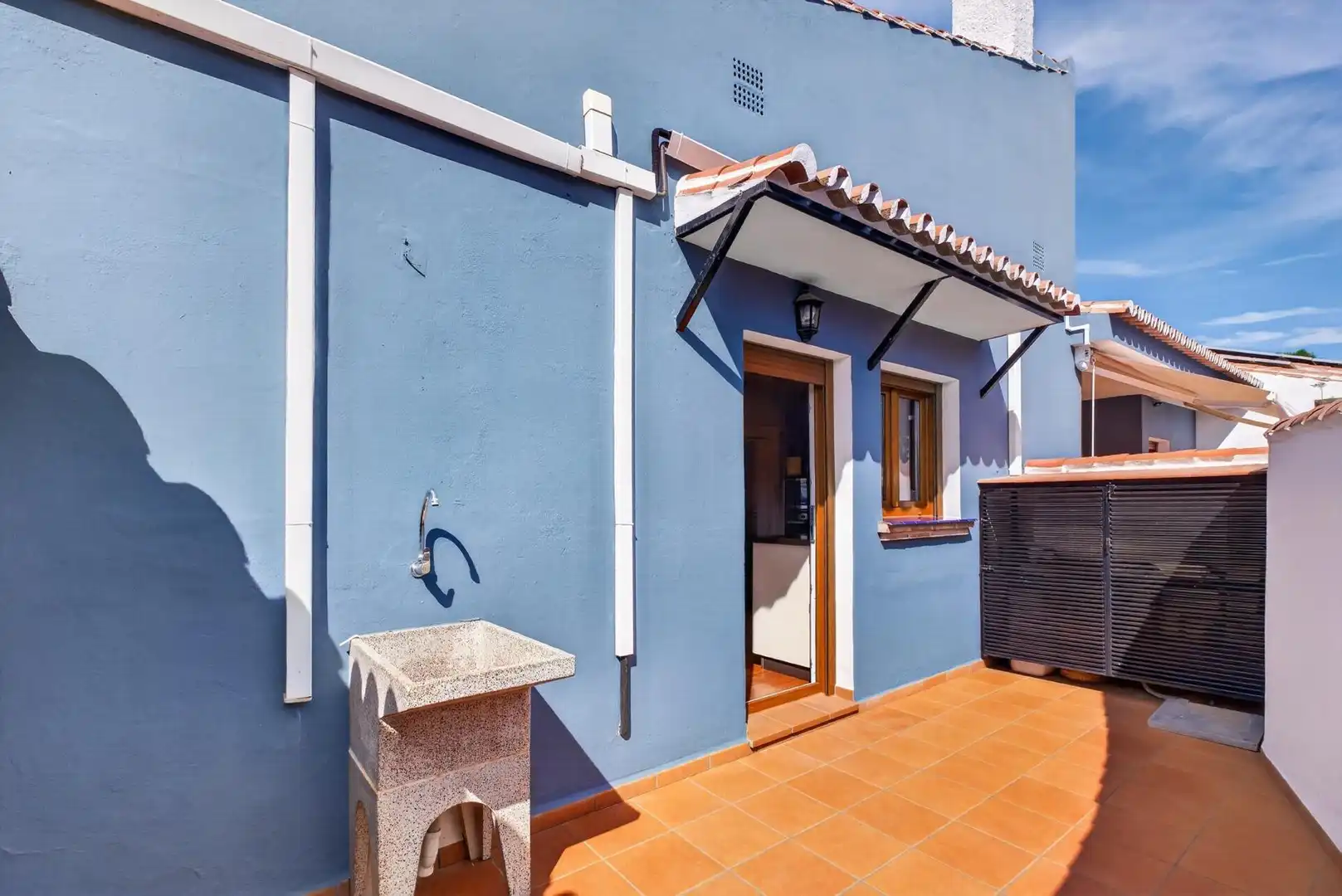 Vista exterior de Casa o xalet en venda en Alhaurín de la Torre amb Aire condicionat, Calefacció i Jardí privat