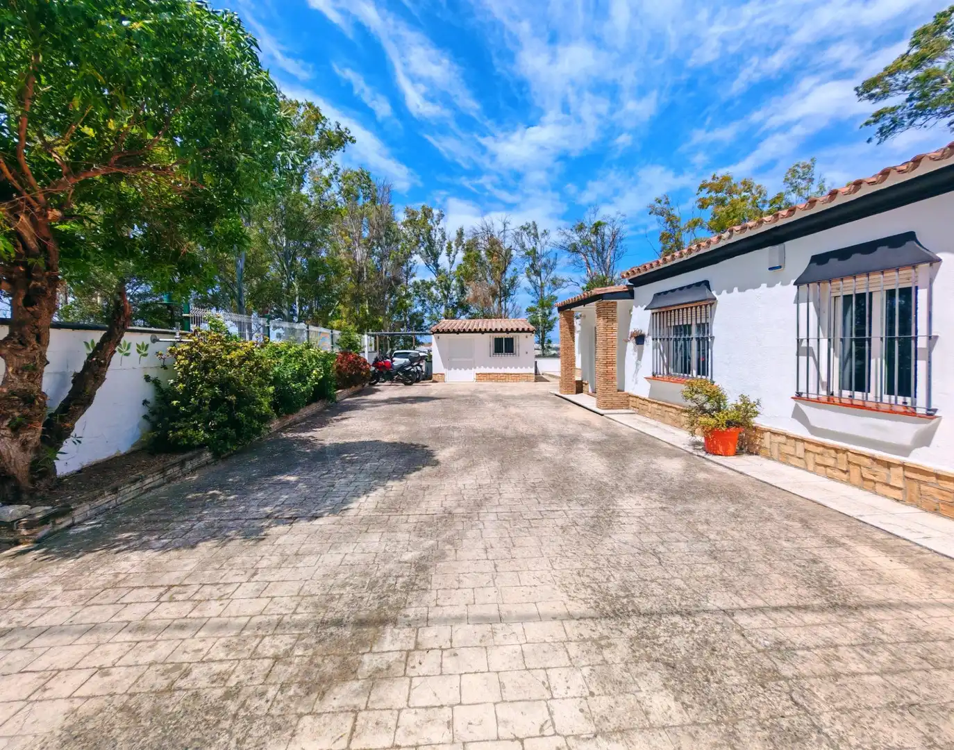 Exterior view of Houses for sale in Chiclana de la Frontera  with Air Conditioner, Swimming Pool and Furnished