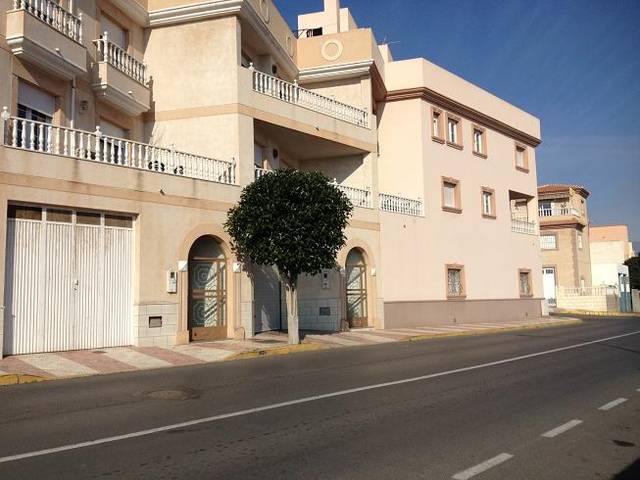 Piso en Venta en Av/ Del Perú en Roquetas Pueblo
