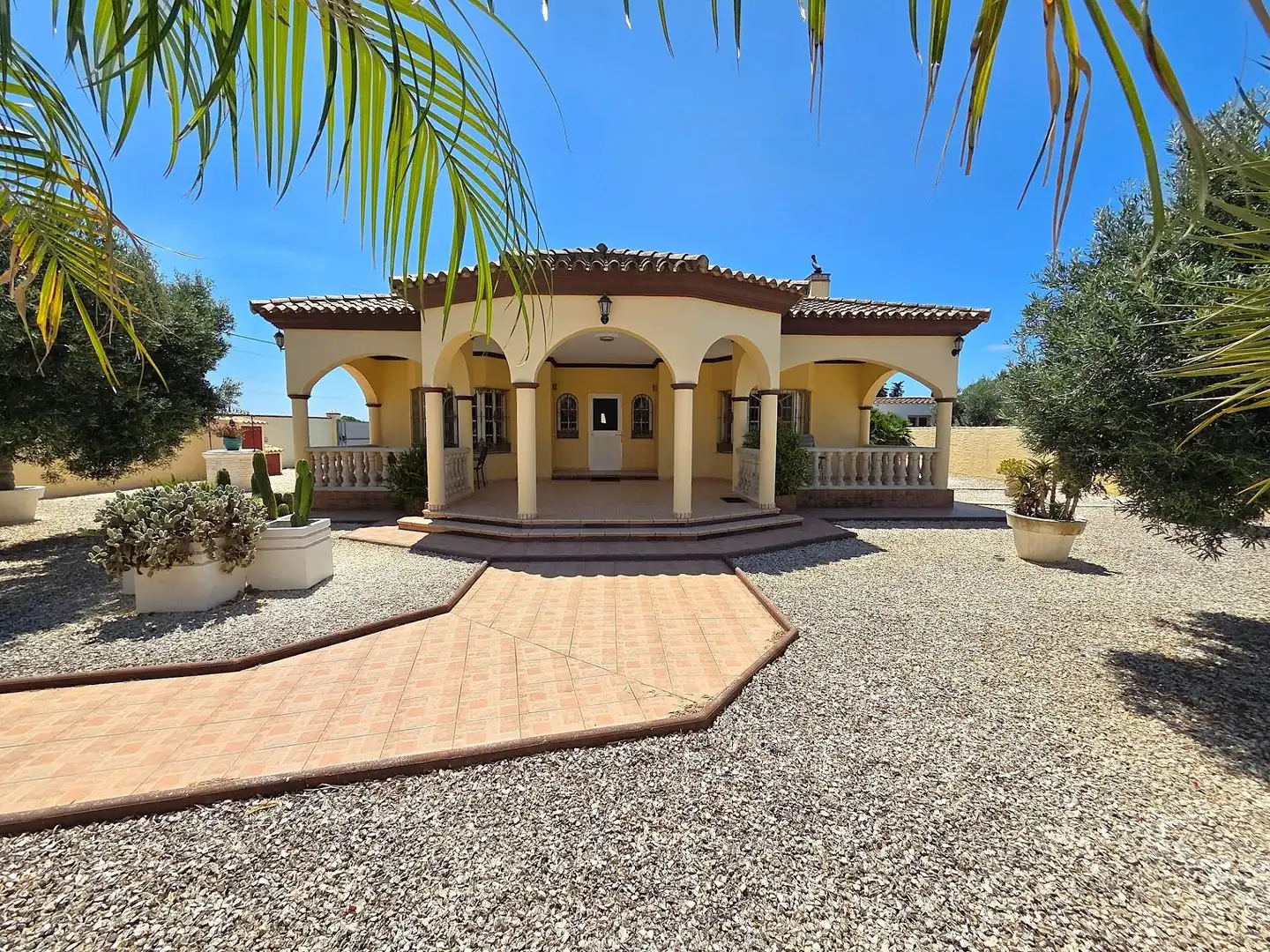 Vista exterior de Casa o xalet en venda en Chiclana de la Frontera amb Jardí privat