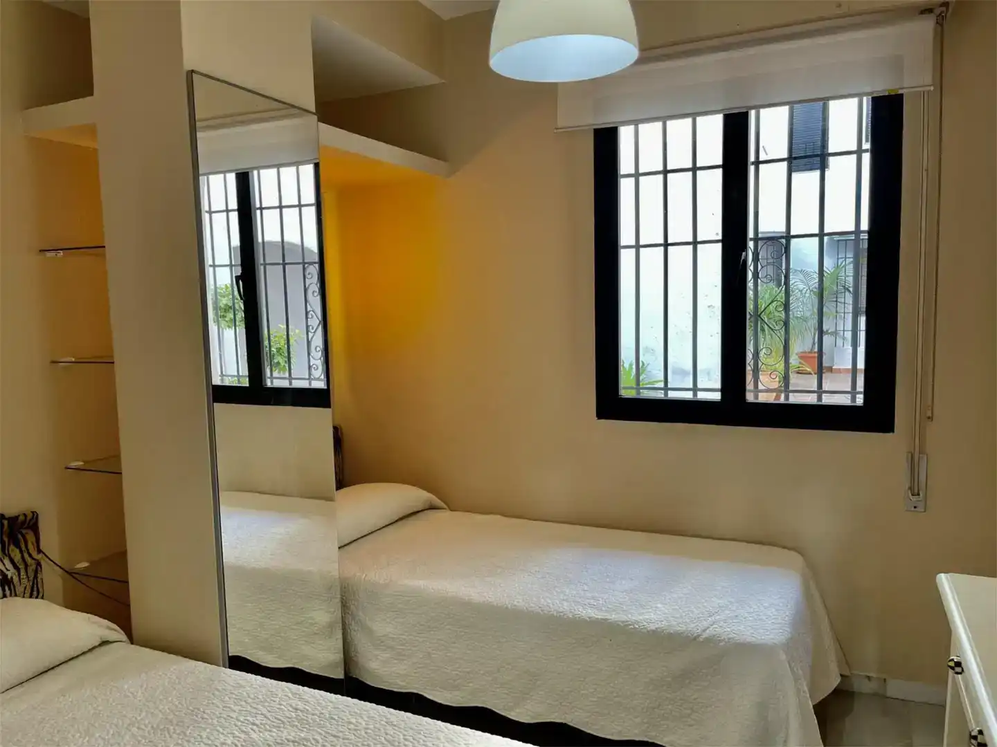 Schlafzimmer von Erdgeschoss zur Miete in Marbella mit Klimaanlage und Schwimmbad