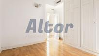 Bedroom of Flat for sale in  Madrid Capital  with Air Conditioner and Swimming Pool