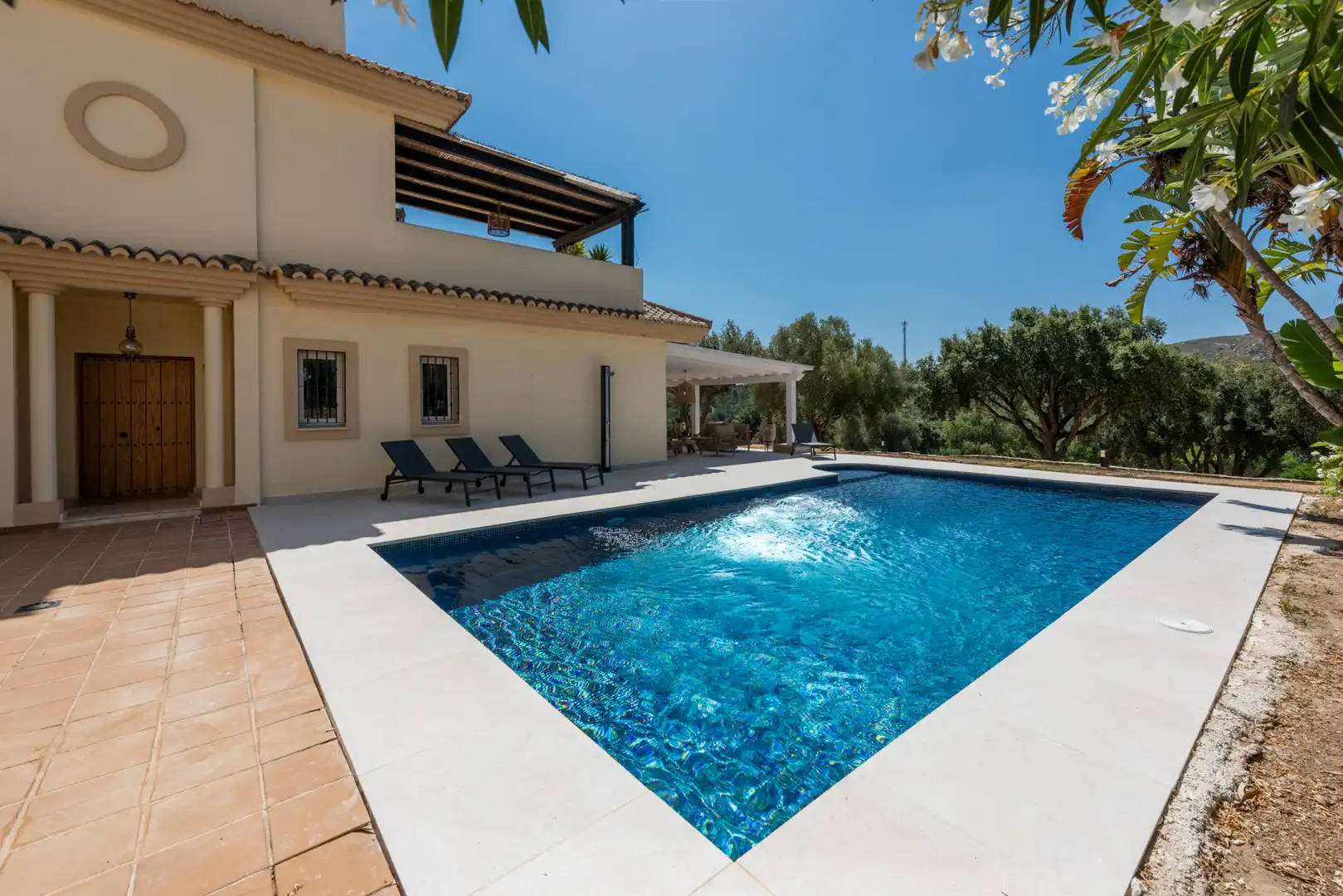 Schwimmbecken von Erdgeschoss zum Verkauf in Sotogrande mit Klimaanlage, Privatgarten und Terrasse
