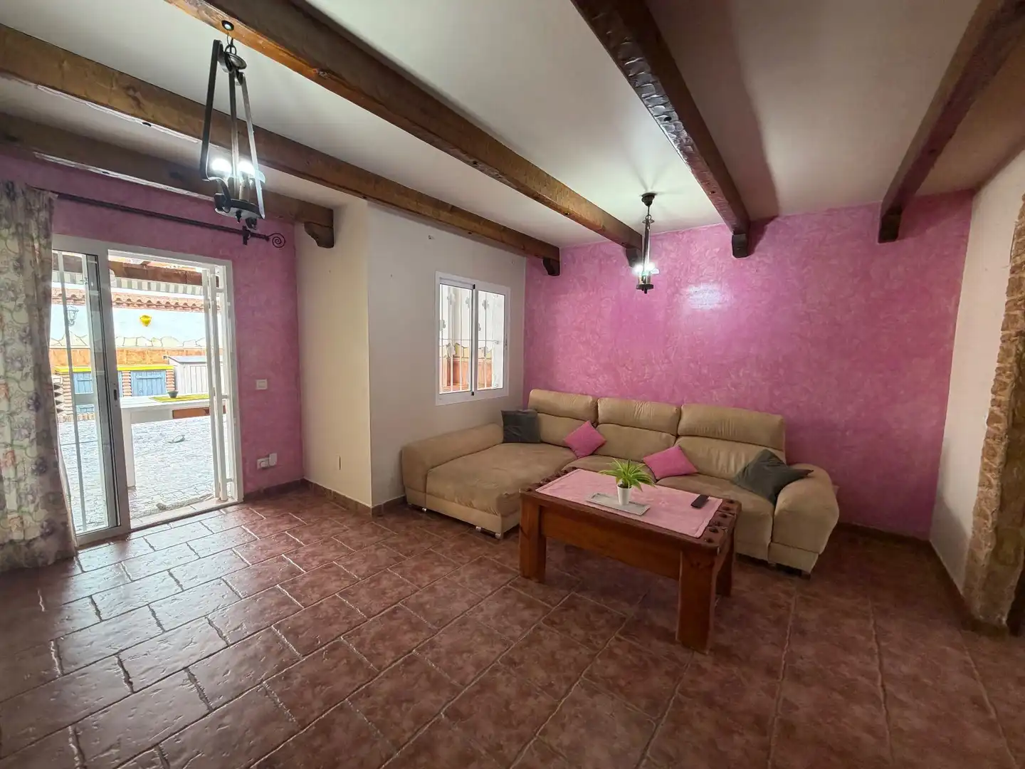 Sala d'estar de Casa adosada en venda en Algeciras amb Aire condicionat i Traster