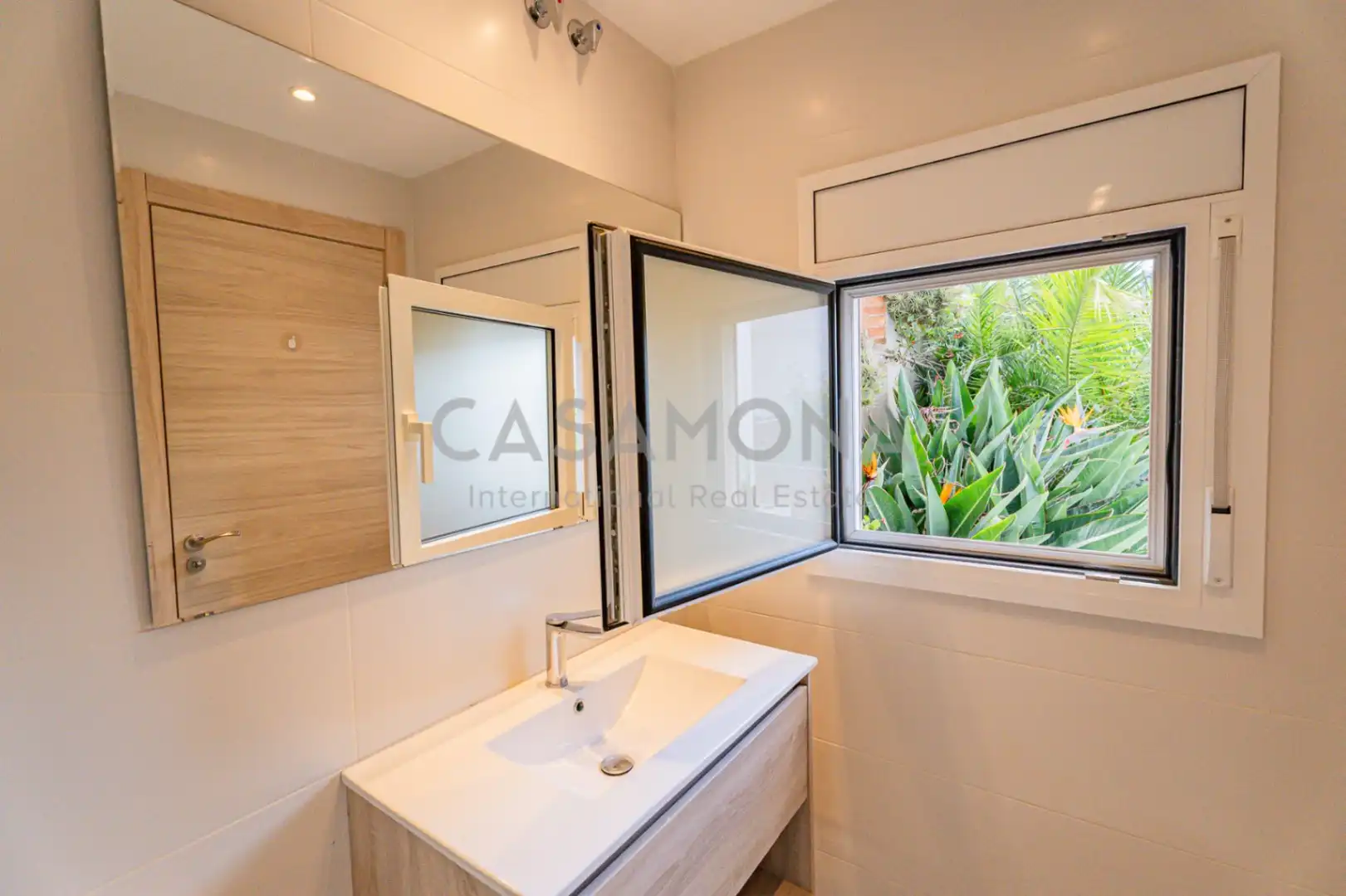 Bathroom of Houses for rent to own in Barcelona  with Air Conditioner, Heating and Private garden