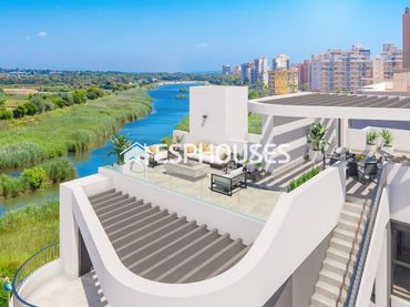 Ático con balcón en venta en Puerto Deportivo