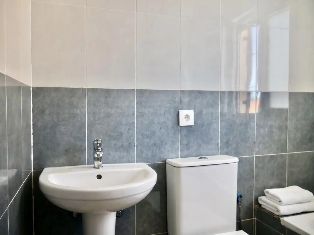 Baño de Casa adosada en venta en El Ronquillo con Jardín privado, Terraza y Piscina