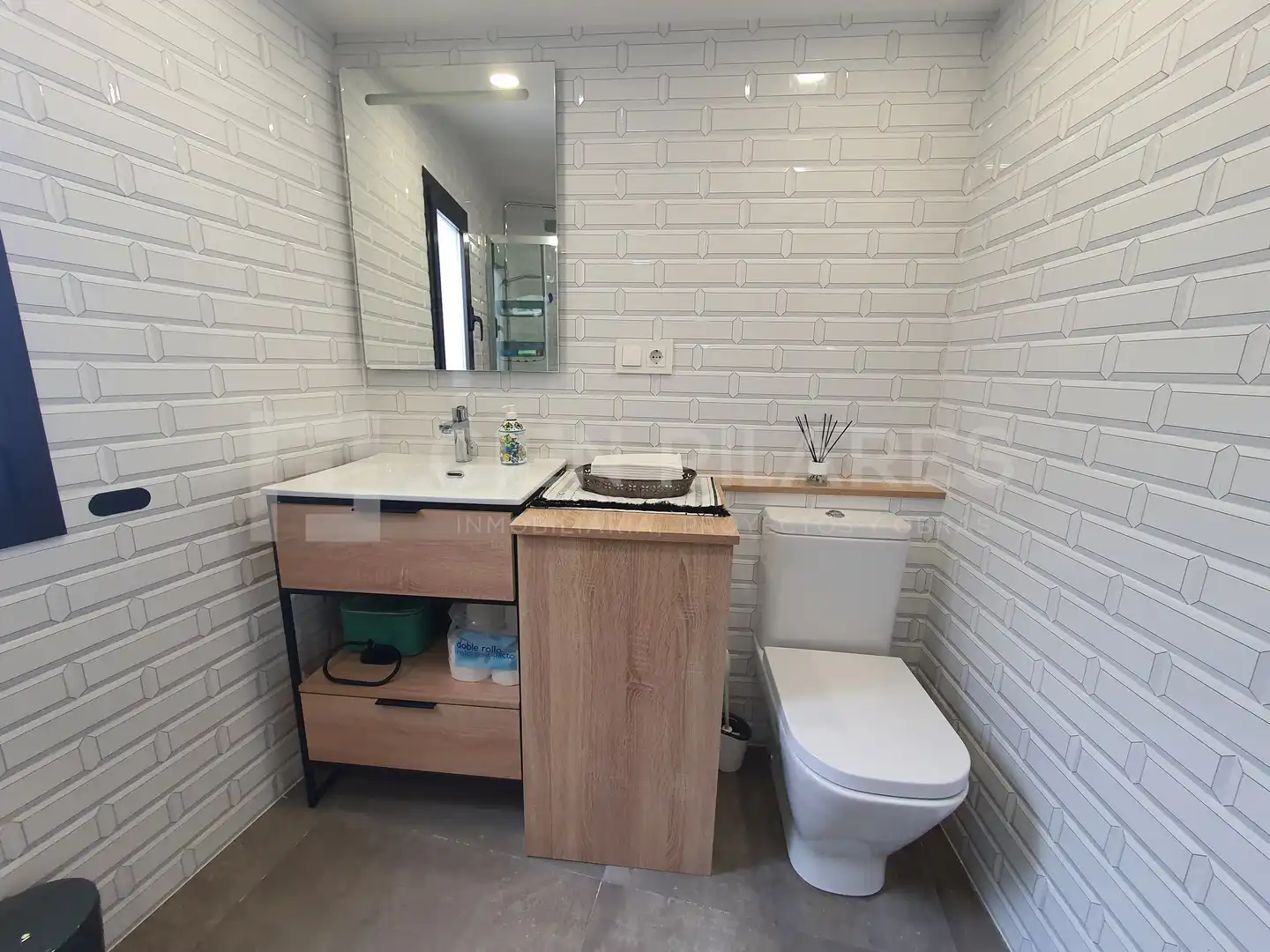 Bathroom of Study for sale in Arnedo  with Air Conditioner, Heating and Furnished
