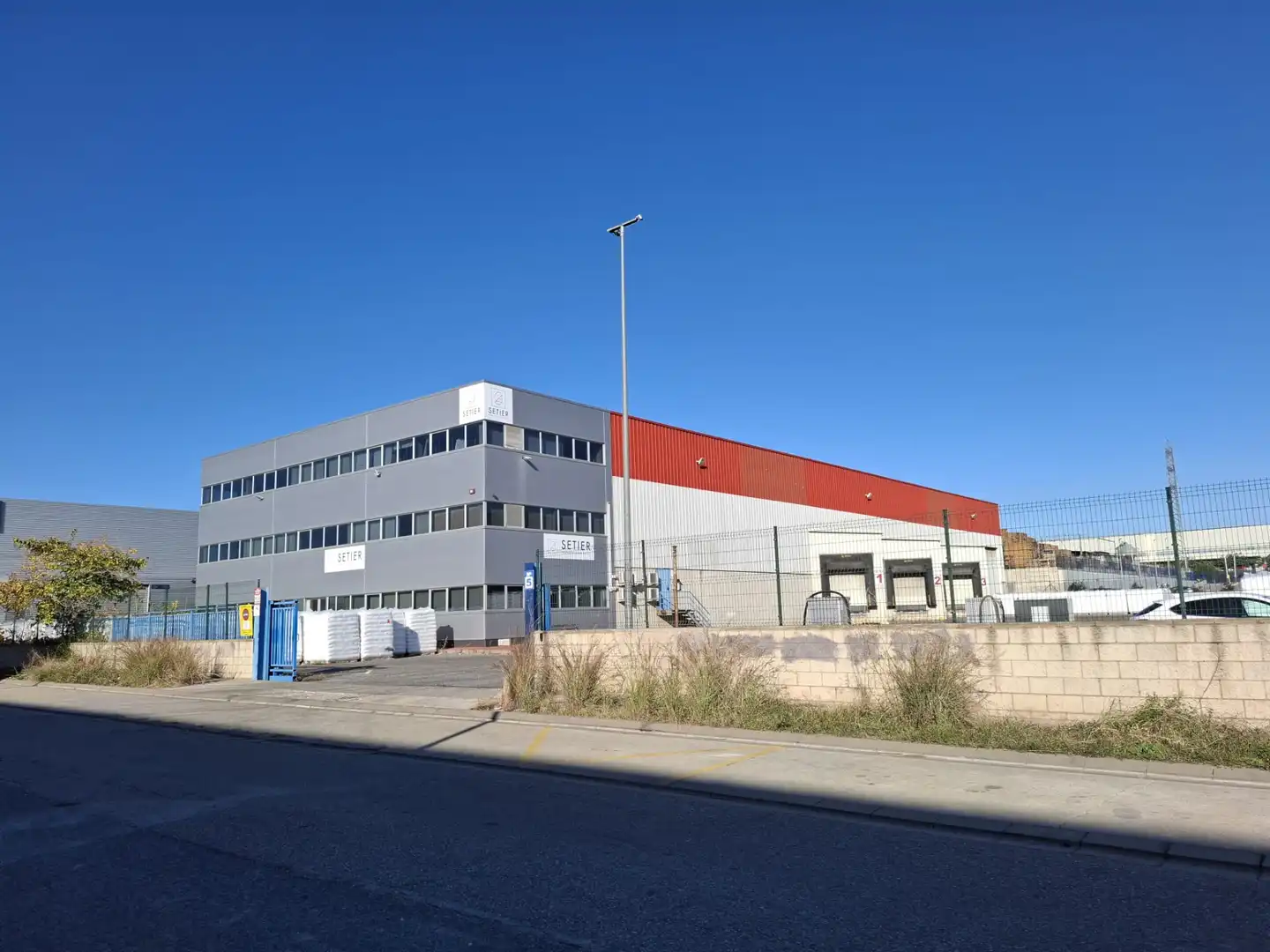 Nau industrial en venda a Carrer d'Alemanya