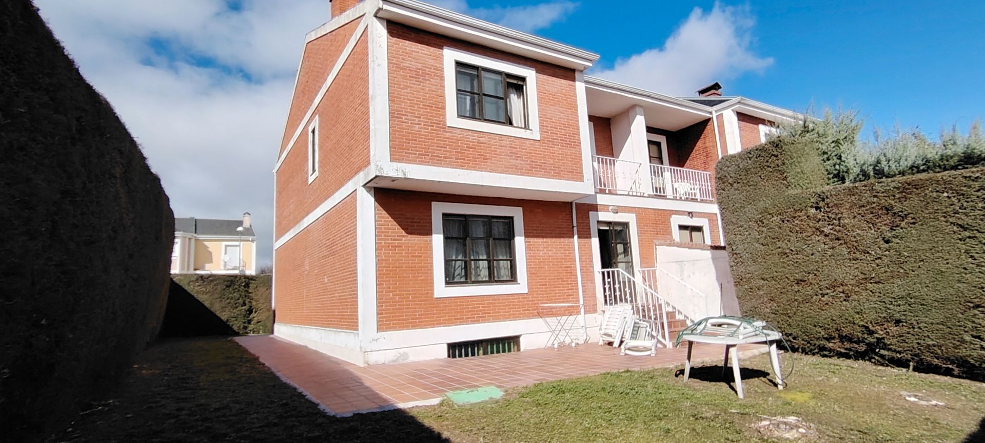 Vista exterior de Casa o xalet en venda en Santa Marta de Tormes amb Calefacció, Jardí privat i Parquet