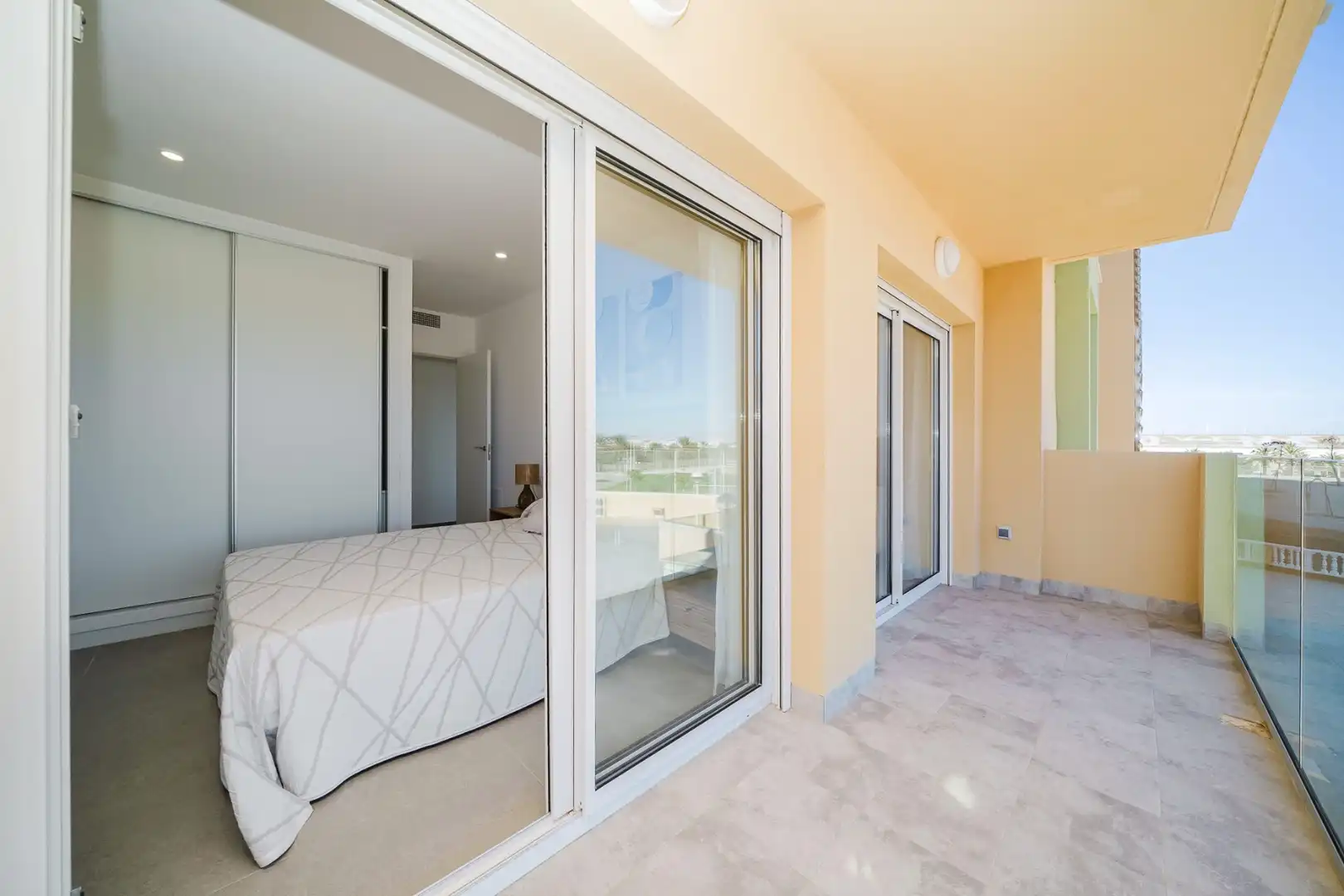 Terrassa de Apartament en venda en La Manga del Mar Menor amb Aire condicionat, Terrassa i Piscina