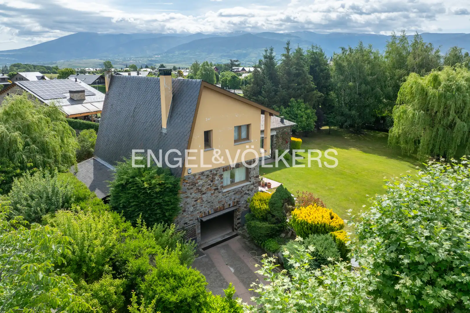 Vista exterior de Casa o xalet en venda en Puigcerdà amb Calefacció, Jardí privat i Parquet