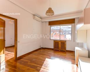 Sala d'estar de Apartament en venda en  Madrid Capital amb Aire condicionat, Calefacció i Parquet