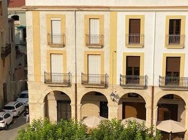 Casa rústica amb balcó en venda a PETITA 13