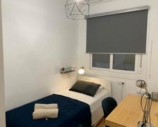 Bedroom of Flat to share in  Barcelona Capital  with Heating, Washing machine and Internet