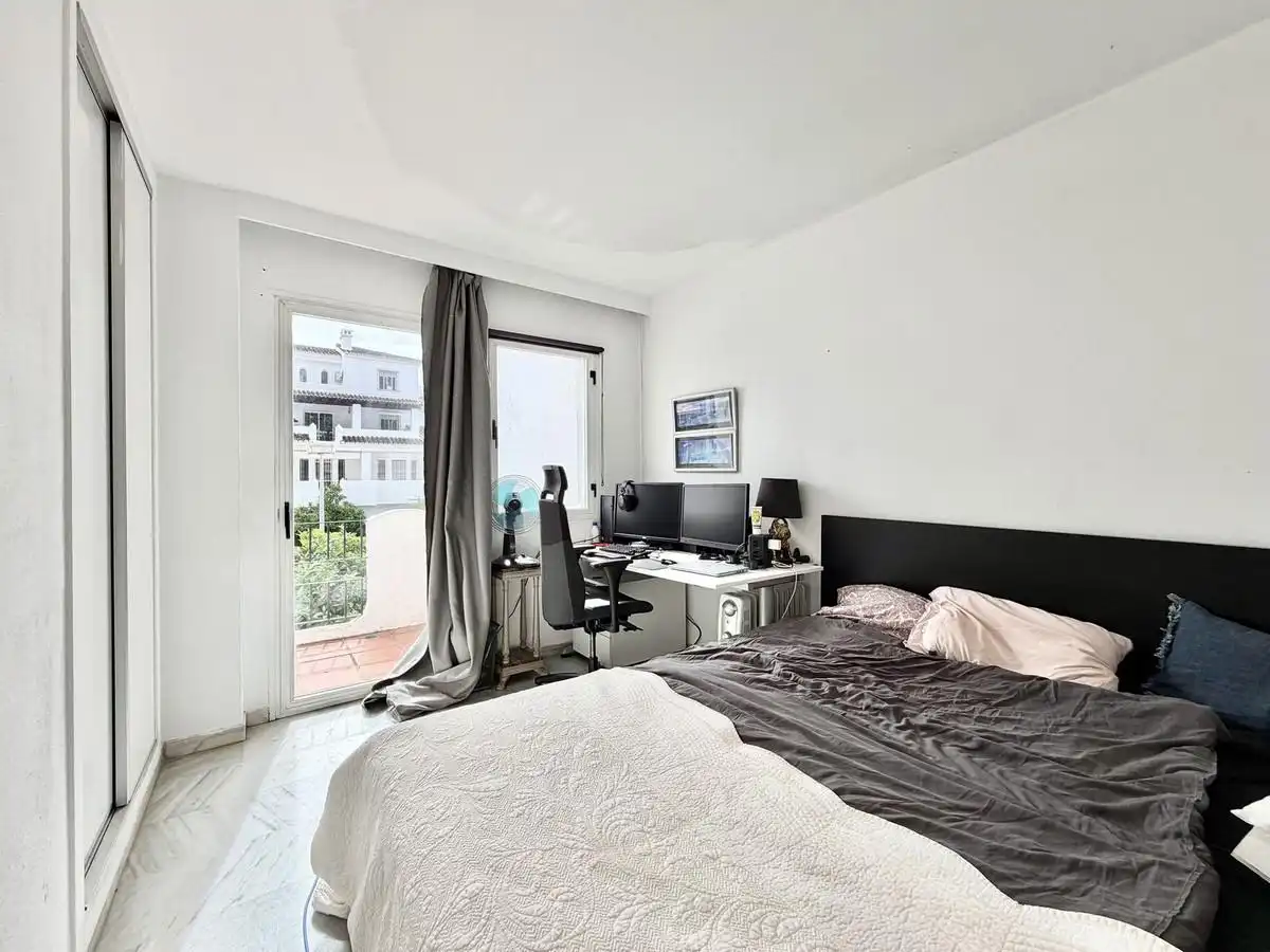 Dormitori de Casa adosada en venda en Marbella amb Aire condicionat, Jardí privat i Terrassa
