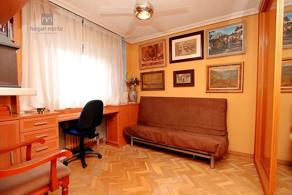 Sala d'estar de Pis en venda en San Sebastián de los Reyes amb Calefacció, Jardí privat i Parquet