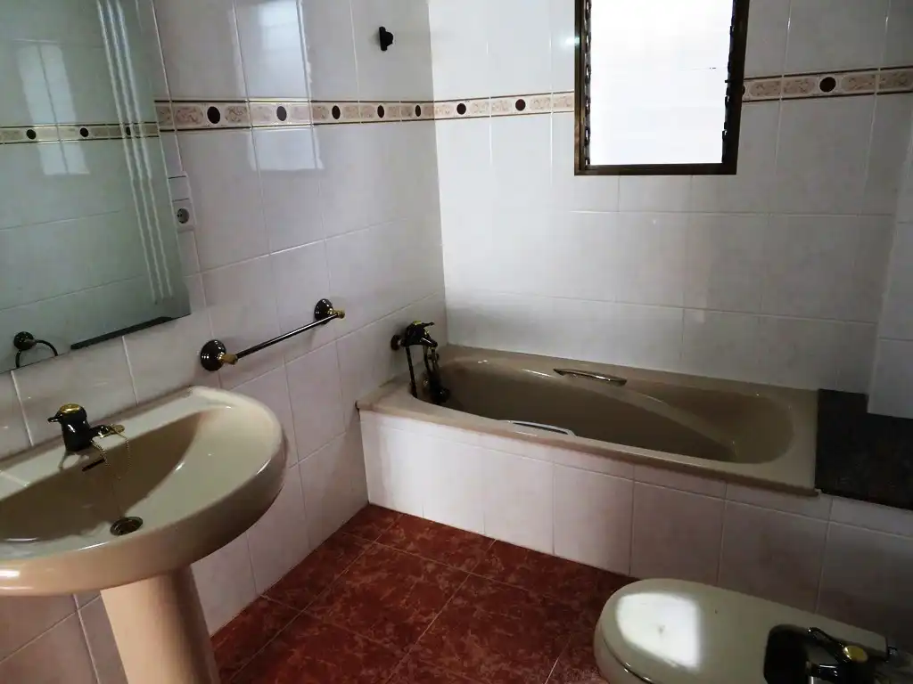 Bany de Casa o xalet en venda en L'Atzúbia amb Jardí privat, Terrassa i Traster