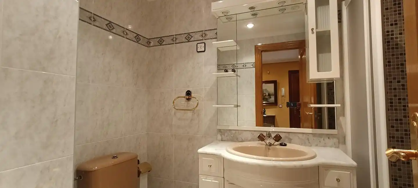 Baño de Apartamento en venta en León Capital  con Calefacción, Parquet y Terraza