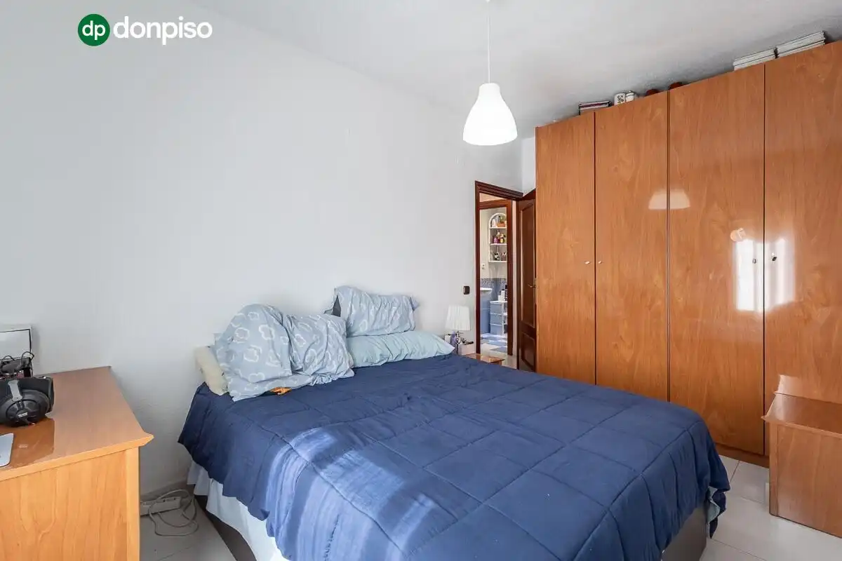 Habitación de Piso en venta en Granada con Alarma