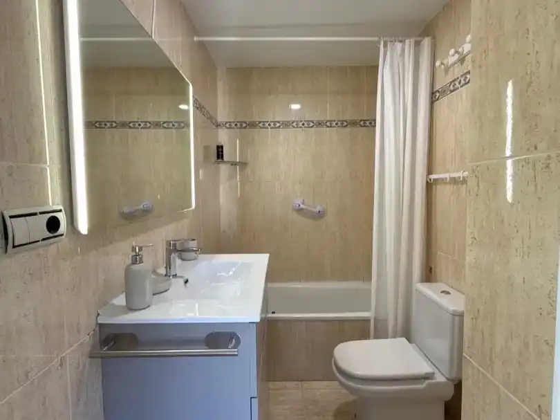 Badezimmer von Wohnung zur Miete in Miramar mit Klimaanlage, Schwimmbad und Balkon