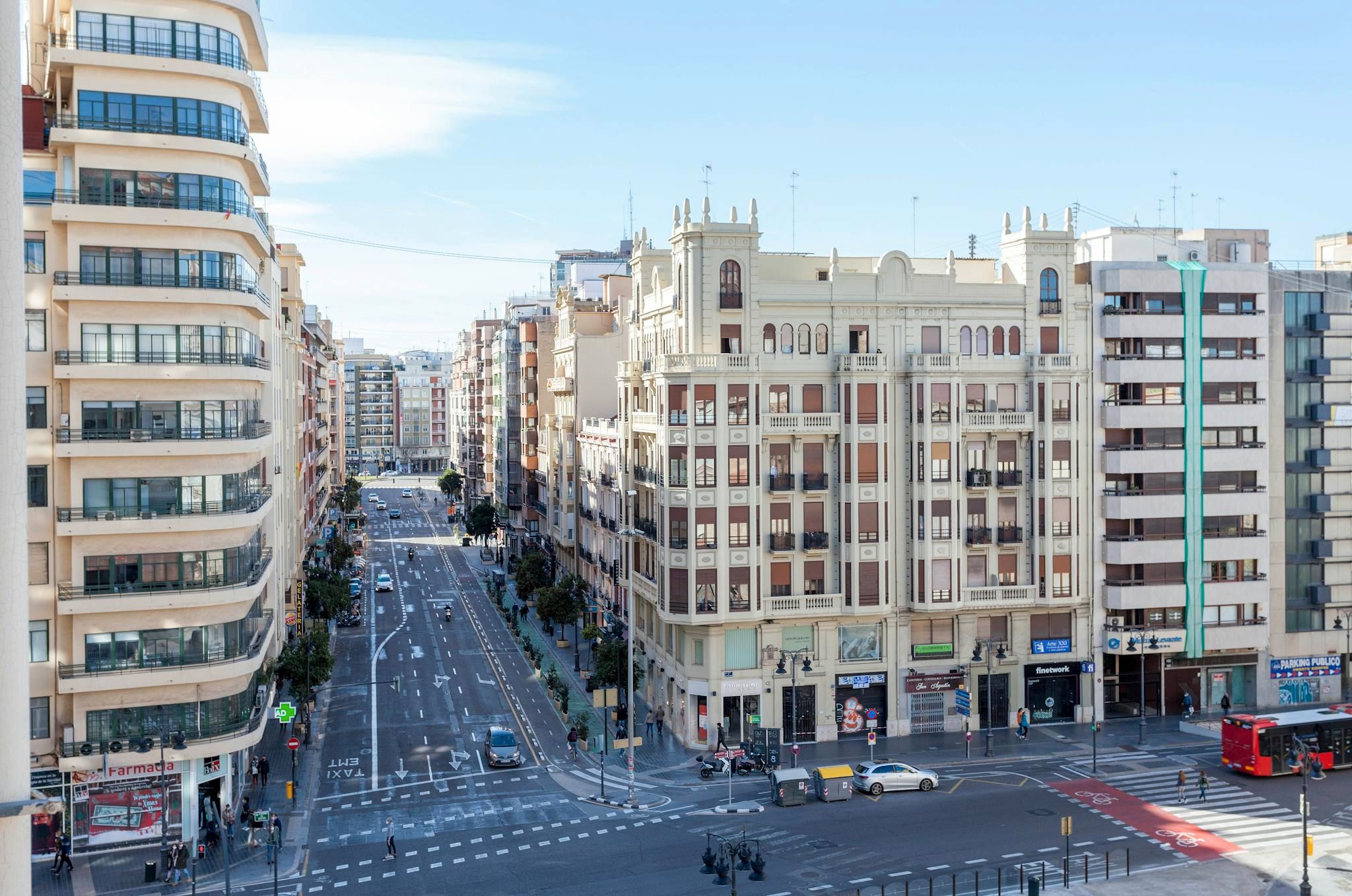 Vista exterior de Pis per a compartir en  Valencia Capital amb Moblat, Rentadora i TV