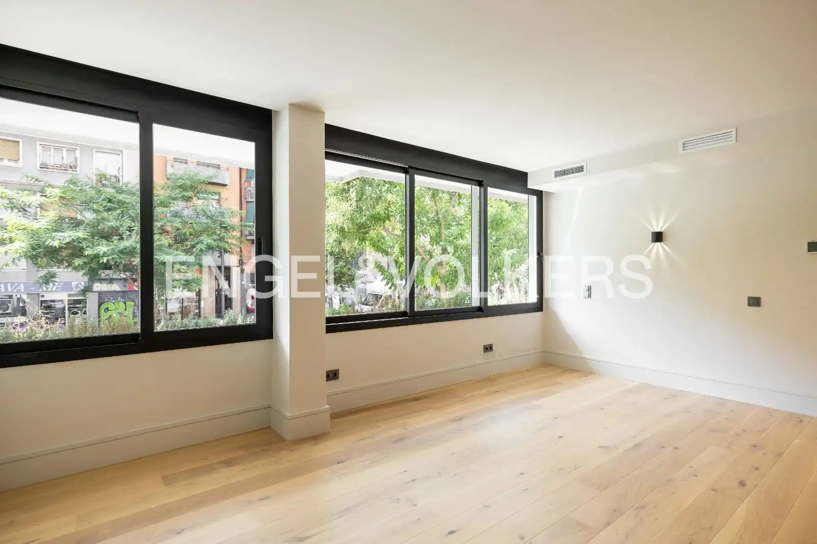 Vista exterior de Piso en venta en Barcelona con Aire acondicionado, Calefacción y Parquet