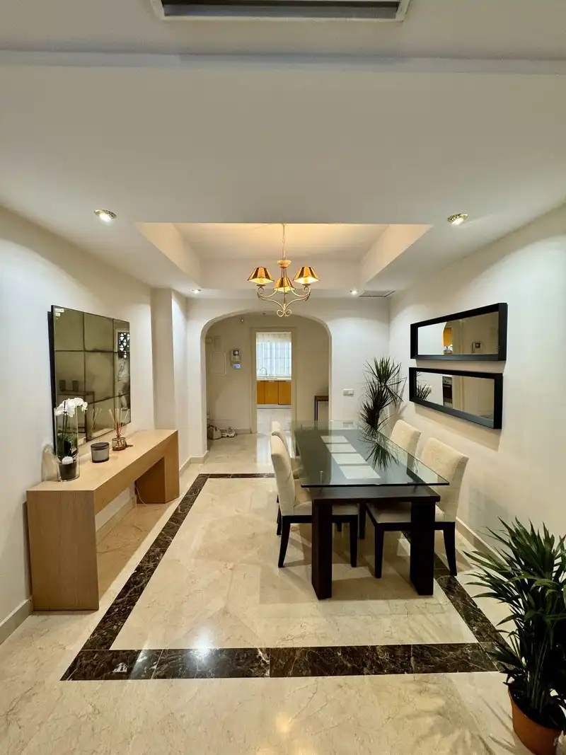 Menjador de Apartament de lloguer en Marbella amb Traster, Piscina i Moblat