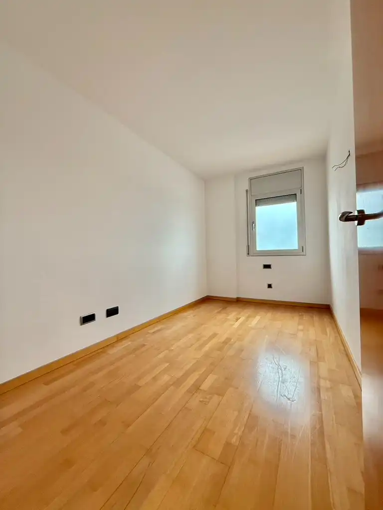 Schlafzimmer von Dachboden zum Verkauf in Figueres mit Heizung, Parkett und Terrasse