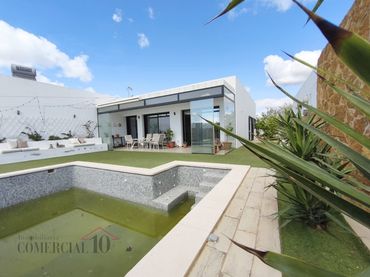 Detached house with pool for sale in Olivenza