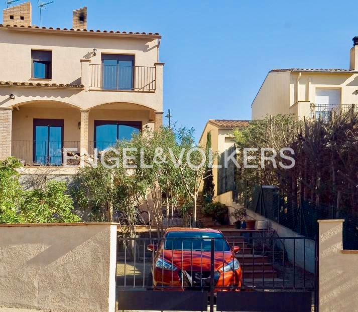 Vista exterior de Casa adosada en venda en Vilamaniscle amb Calefacció, Jardí privat i Terrassa