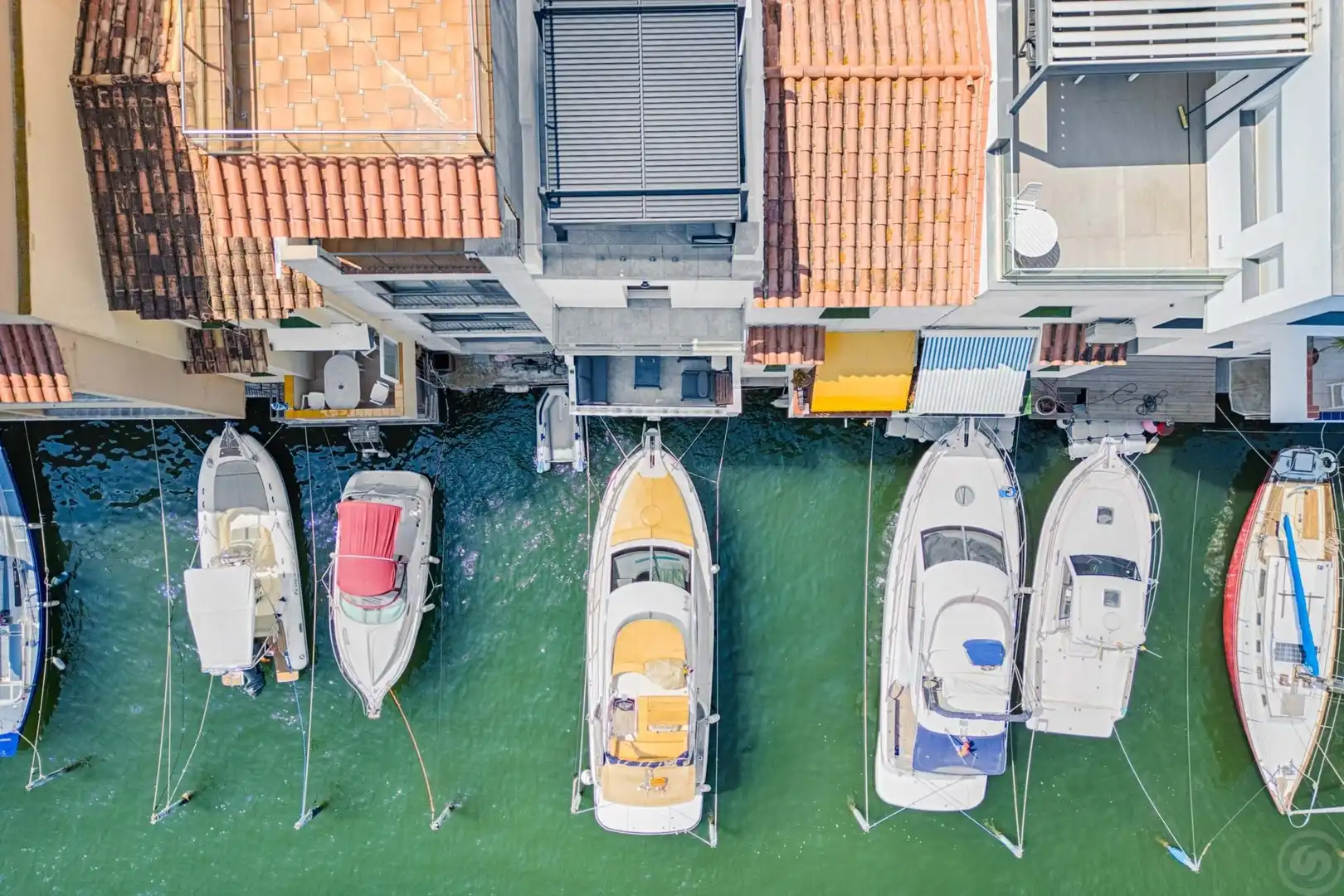 Parkplatz von Einfamilien-Reihenhaus zum Verkauf in Empuriabrava mit Klimaanlage, Heizung und Terrasse