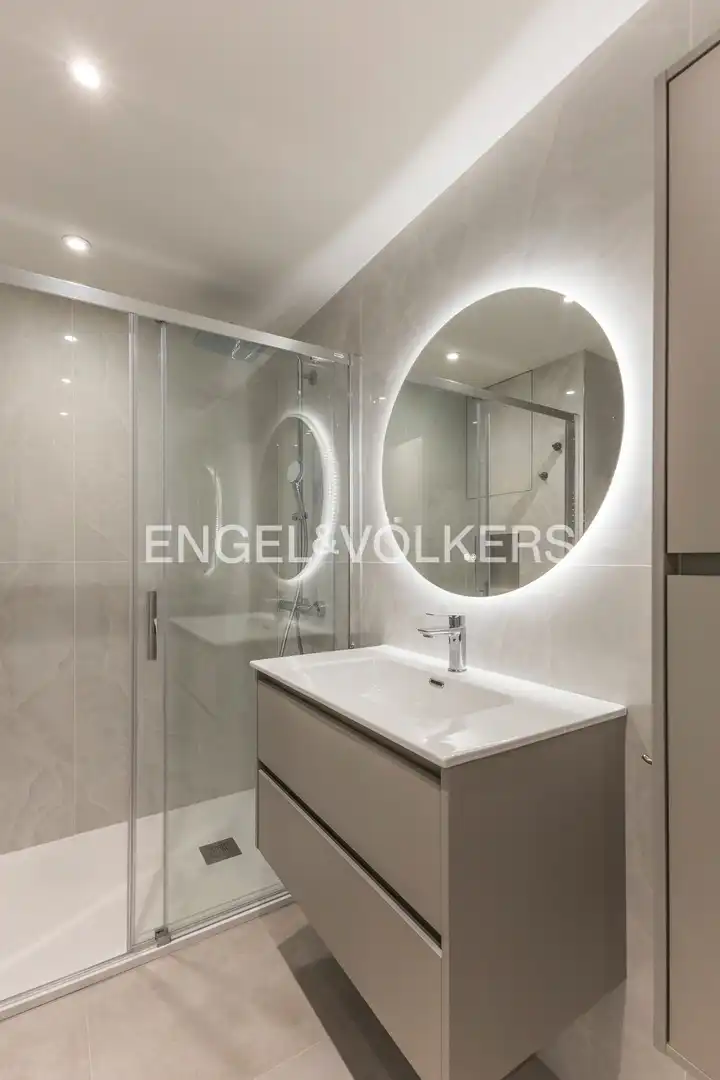 Badezimmer von Wohnung zur Miete in Madrid mit Klimaanlage, Heizung und Terrasse
