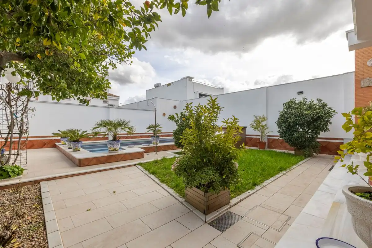 Terrassa de Casa adosada en venda en Santiponce amb Aire condicionat, Calefacció i Jardí privat