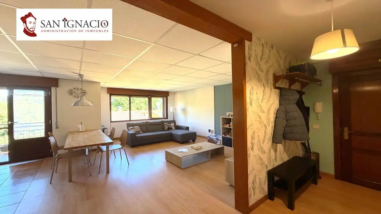 Sala d'estar de Pis en venda en Villarcayo de Merindad de Castilla la Vieja amb Calefacció, Moblat i Balcó