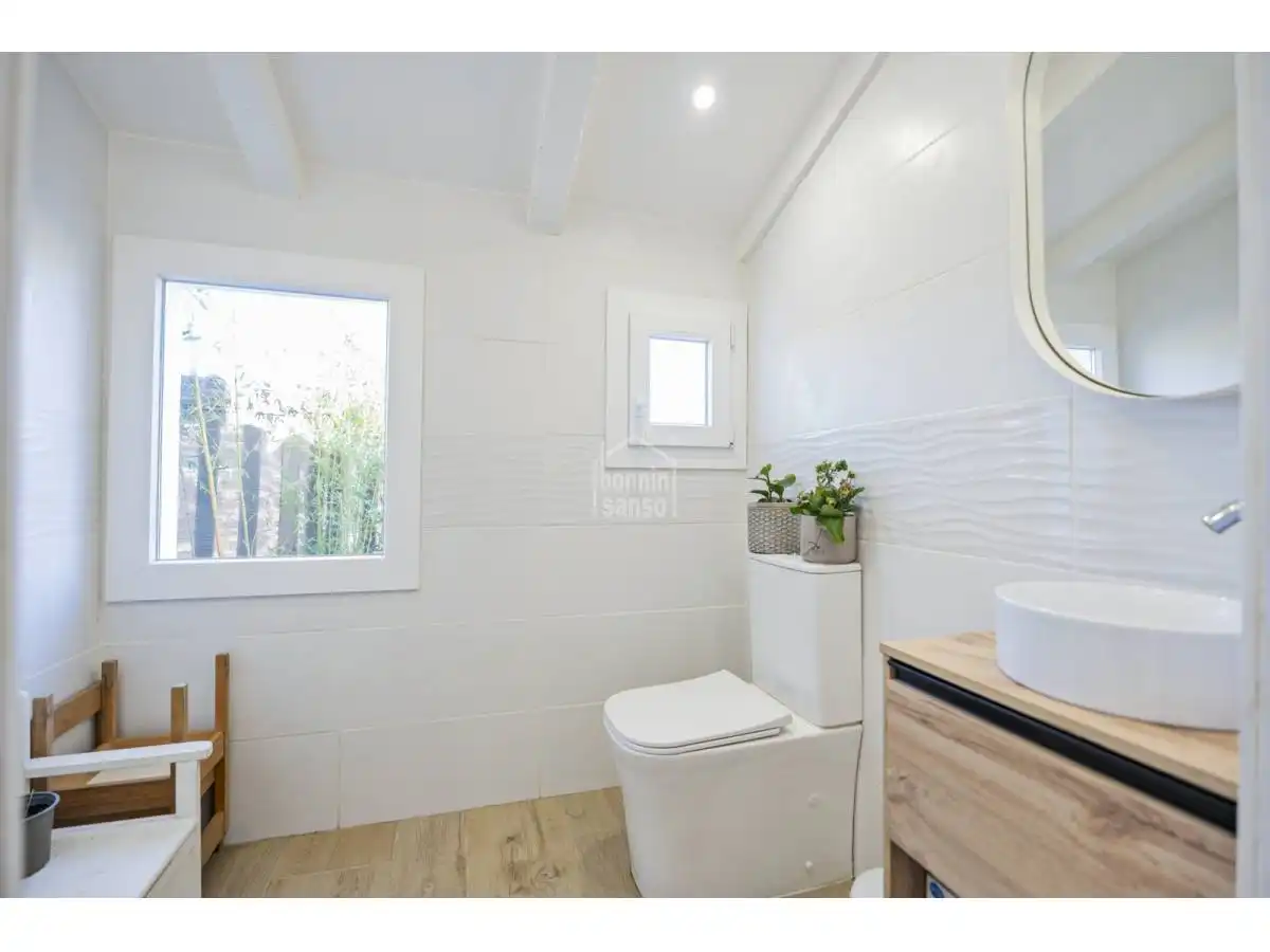Badezimmer von Country house zum Verkauf in Es Migjorn Gran mit Privatgarten, Terrasse und Möbliert