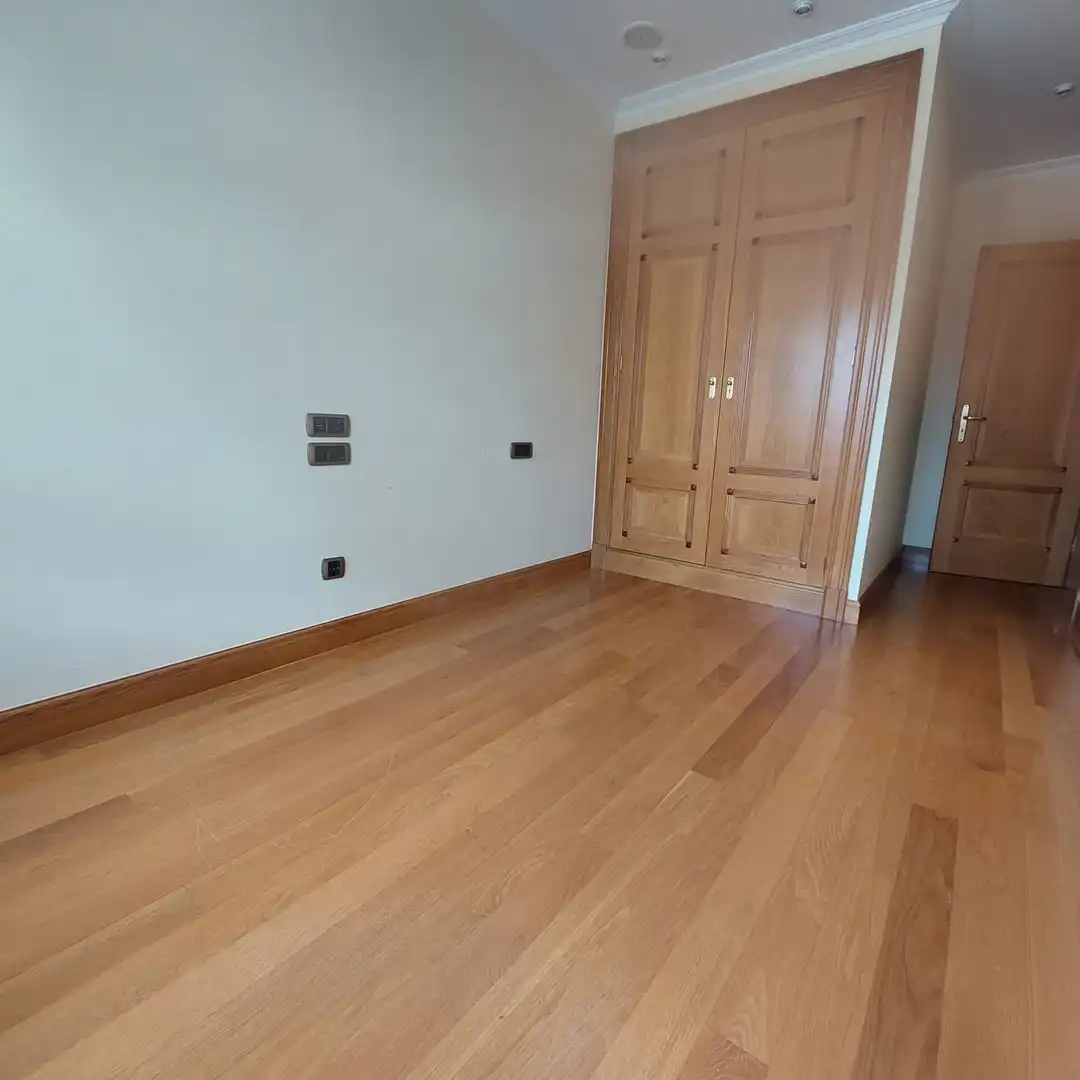 Schlafzimmer von Wohnung zur Miete in Vigo  mit Heizung, Parkett und Abstellraum
